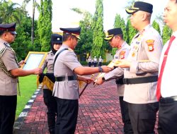 Kapolda Sulsel Beri Penghargaan Kepada 137 Personel dan 10 Personel Dihukum PTDH