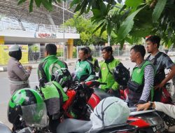 Tertib Lalu Lintas, Satlantas Polrestabes Makassar Bagikan Brosur dan Himbauan kepada Pengemudi