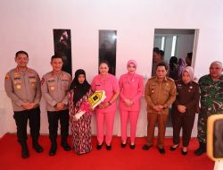 Hari Bhayangkara ke-79, Kapolda Sulsel dan Kapolrestabes Makassar Serahkan Rumah Hasil Renovasi kepada Warga