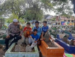 Tak Hanya Mengayomi, Aiptu H. Nurlaha Juga Mengajar Anak-Anak di Tengah Pemakaman