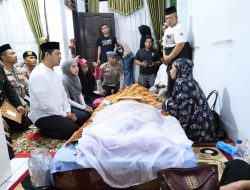 Kapolrestabes Makassar Melayat ke Rumah Duka Almarhum Aipda Hamdi Dharma Wira Waskita