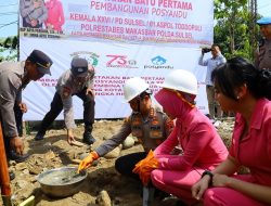 Kapolrestabes Makassar Bersama Ketua Bhayangkari Cabang Tabes Makassar Melakukan Peletakan Batu Pertama Pembangunan Posyandu Kemala