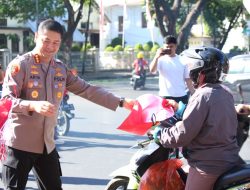 Kapolrestabes Makassar Bagikan Bendera Merah Putih Sambut HUT ke-80 RI