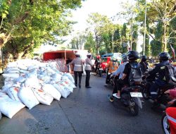 Polisi Lalu Lintas Sigap Atur Kepadatan Arus Jalan Usai Truk Terbalik di Makassar