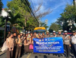 HUT Lalu Lintas ke-70, Satlantas Polrestabes Makassar Sapa Siswa dengan Snack dan Bunga di Bus Sekolah