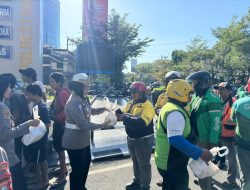 Baksos HUT Lalu Lintas Ke-70, Kasat Lantas Turun Langsung Berbagi Sembako