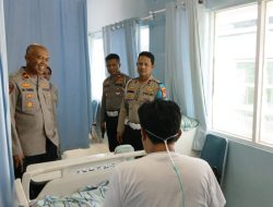 Kapolsek Makassar Jenguk Anggota yang Dirawat di Rumah Sakit Jantung