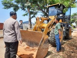 Loader Nyaris Dibakar Warga, Kapolsek Manggala Sigap Redam Kericuhan di Sayang Praja