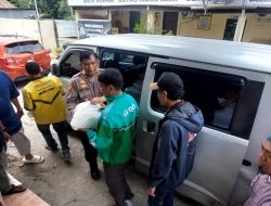 Jumat Berkah, Polda Sulsel dan Komunitas Safari Jumat Berbagi Makanan dan Sembako Lewat Polsek Manggala
