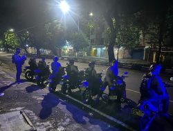 Personil Samapta Polrestabes Makassar Patroli Cegah Gangguan Kamtibmas di Tengah Malam