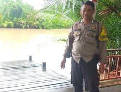 Waspada Banjir, Bhabinkamtibmas Cek Stabilitas Sungai Tallo di Dermaga Perumahan Bung