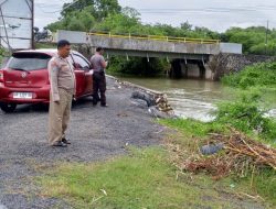 Kapolsek Biringkanaya Cek Kondisi Debit Air Sungai Biring Je’ne, Imbau Warga Waspada