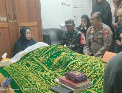 Kapolsek Manggala Takziah ke Rumah Duka, Sampaikan Belasungkawa Wafatnya Tokoh Perempuan Sulsel