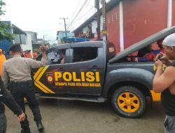 Personel Polsek Biringkanaya Bersama Tim SAR dan Damkar Lakukan Pencarian Anak Hanyut Terbawa Arus Selokan