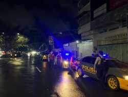 Hadirkan Rasa Aman, Personil Samapta Polrestabes Makassar Laksanakan Patroli Malam