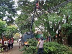 Cegah Bahaya Saat Cuaca Ekstrem, Pammat Samapta Polda Sulsel Pangkas Ranting Pohon