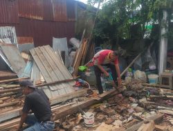 Bhabinkamtibmas Untia Bersama Pemerintah Kelurahan Bedah Rumah Warga Tidak Mampu