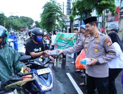 Tebar Kebaikan, Polrestabes Makassar Bagikan Takjil Gratis