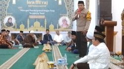 Pererat Silaturahmi, Bhabinkamtibmas Mappala Hadiri Peringatan Isra Mi’raj di Masjid Nuruzzaman