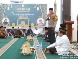 Pererat Silaturahmi, Bhabinkamtibmas Mappala Hadiri Peringatan Isra Mi’raj di Masjid Nuruzzaman
