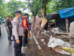 Bhabinkamtibmas Polsek Tamalate Bersama Tiga Pilar Dampingi Satpol PP Tertibkan Bangunan Liar di Kelurahan Jongaya