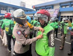 Satlantas Polrestabes Makassar Ikuti Apel Ojol Kamtibmas, Bagikan Helm kepada Pengemudi