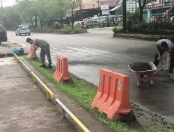 Personel Polsek Biringkanaya Bersihkan Endapan Pasir di Jalan Raya