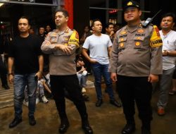 Kapolrestabes Makassar Pantau Pelayanan Pengamanan Konser Musik Seveteennagers Project