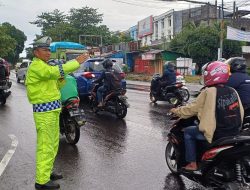 Personel Lantas Polsek Biringkanaya Rutin Atur Lalin, Pastikan Kelancaran Aktivitas Warga di Bulan Ramadhan