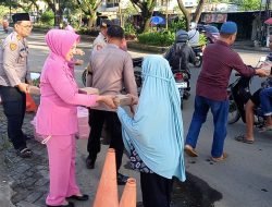 Ramadhan Berkah, Bhayangkari dan Polsek Biringkanaya Bagikan Takjil Gratis