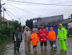 Kapolsek Biringkanaya Bagikan Takjil kepada Pengungsi, Cek Debit Air Sungai Biring Jene