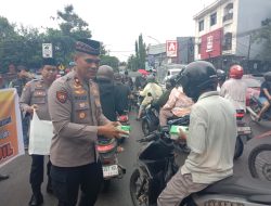 Polsek Makassar Bagikan Takjil, Wujud Kepedulian Polri di Bulan Suci Ramadan