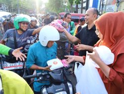 Polrestabes Makassar Bagikan Ratusan Paket Takjil kepada Pengendara