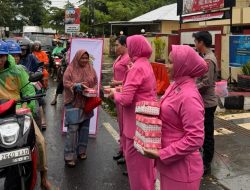 Bhayangkari Berbagi Takjil, Tebar Kepedulian di Bulan Ramadhan