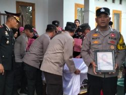 Upacara Pelepasan Jenazah Almarhum Aiptu Abd. Rahman, Kapolsek Makassar Bertindak Selaku Inspektur Upacara
