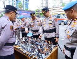 Kapolrestabes Makassar Periksa Senjata Api Personel, Tekankan Penggunaan Sesuai Ketentuan