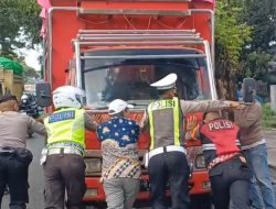 Cegah Kemacetan, Polisi Bantu Evakuasi Truk Mogok di Jalanan