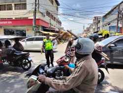 Wujudkan Presisi Polri, Polisi Lalulintas Bantu Warga Menyeberang Jalan