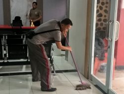 Personel Polsek Biringkanaya Gelar Jumat Bersih, Ciptakan Lingkungan Kerja Nyaman