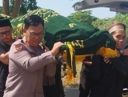 Kapolsek Biringkanaya Ikut Mengantar dan Mengusung Jenazah Warga Hingga ke Pemakaman 