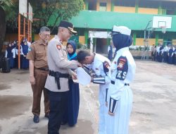 Police Go To School, Kapolsek Tamalate Serahkan Penghargaan PKS, Dorong Siswa Jadi Generasi Disiplin