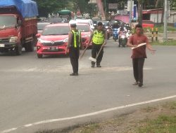 Respon Cepat Personil Lantas Polsek Biringkanaya Bersama Warga Bersihkan Tumpahan Material Bangunan