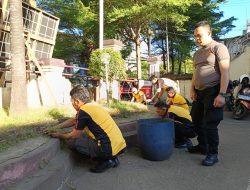 Personel Polsek Ujung Pandang Gelar Kerja Bakti, Wujudkan Lingkungan Mako Bersih dan Nyaman
