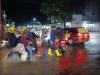Bhabinkamtibmas Polsek Rappocini Per­lancar Arus Lalu Lintas Saat Hujan Guyur Makassar dan Genangan Air Sebabkan Kemacetan