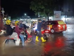 Bhabinkamtibmas Polsek Rappocini Per­lancar Arus Lalu Lintas Saat Hujan Guyur Makassar dan Genangan Air Sebabkan Kemacetan