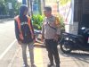 Bhabinkamtibmas Kelurahan Pisang Utara Sambangi Jukir, Sampaikan Pesan Kamtibmas