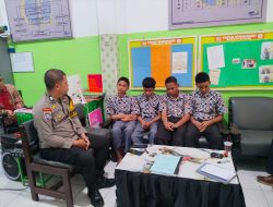 Bhabinkamtibmas Mannuruki Bina Empat Siswa yang Kedapatan Membolos